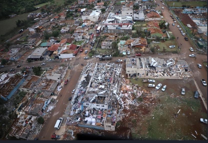 巴西南部帕拉納州（Paraná）受龙卷风及暴雨侵袭，至少6人死亡、逾400人受伤
