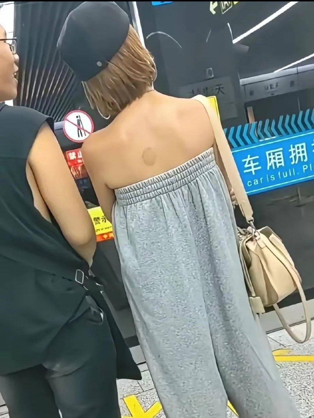 这样穿不觉得尴尬吗