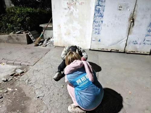 台州路桥网格员深夜暖心救助醉酒路人寒夜紧急求助！路桥网格员吴丽丽接村民报信后，火