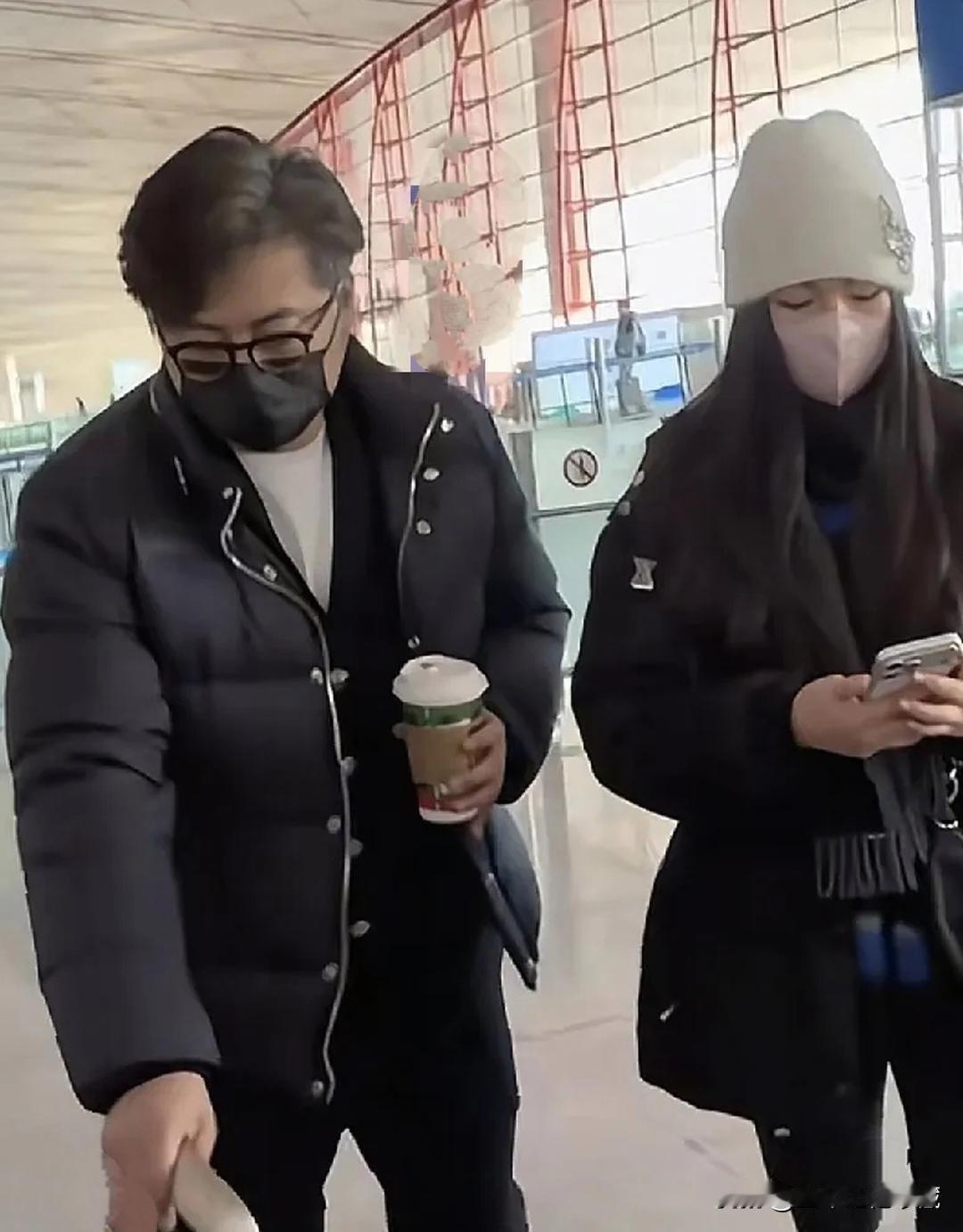 王岳伦在机场接放寒假回国的女儿王诗龄，12月11日，王岳伦现身机场，手拿奶茶杯，