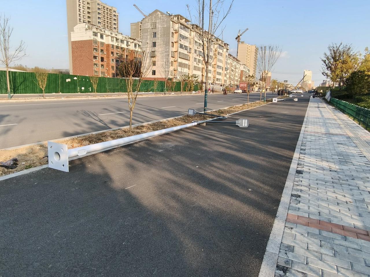 淄川一路段开始安装路灯！

为解决居民夜晚出行的安全问题，提高居民的幸福感。近日