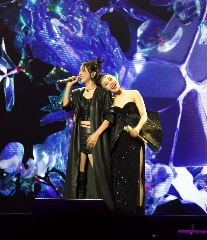 #薛凯琪袁娅维亲了#在奔赴万人现场直接当面亲亲，这样的友谊谁会不羡慕？互相奔赴的