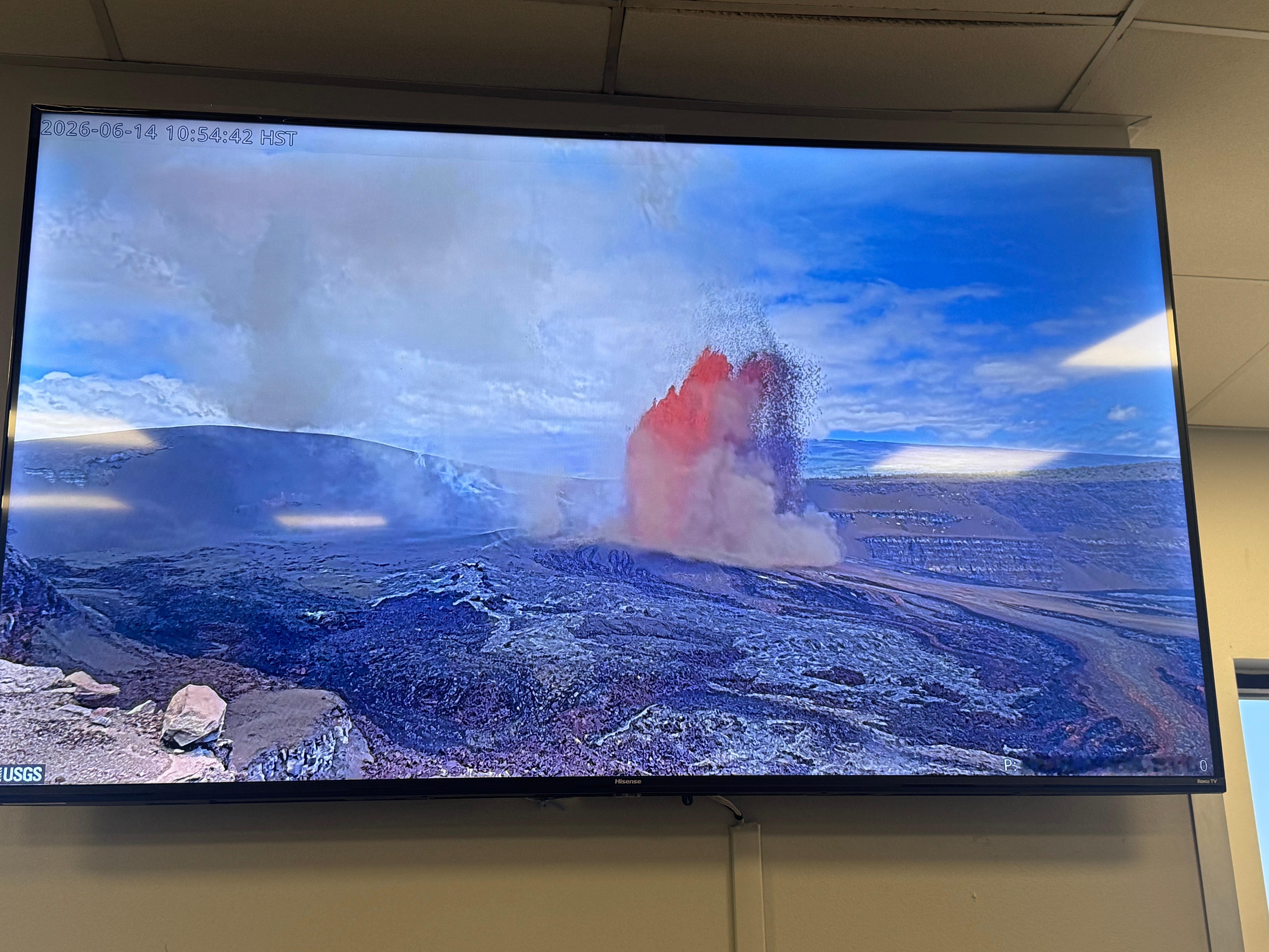 我去追火山了！！现在正在爆发中真的很幸运一下地就赶上了火山喷发了