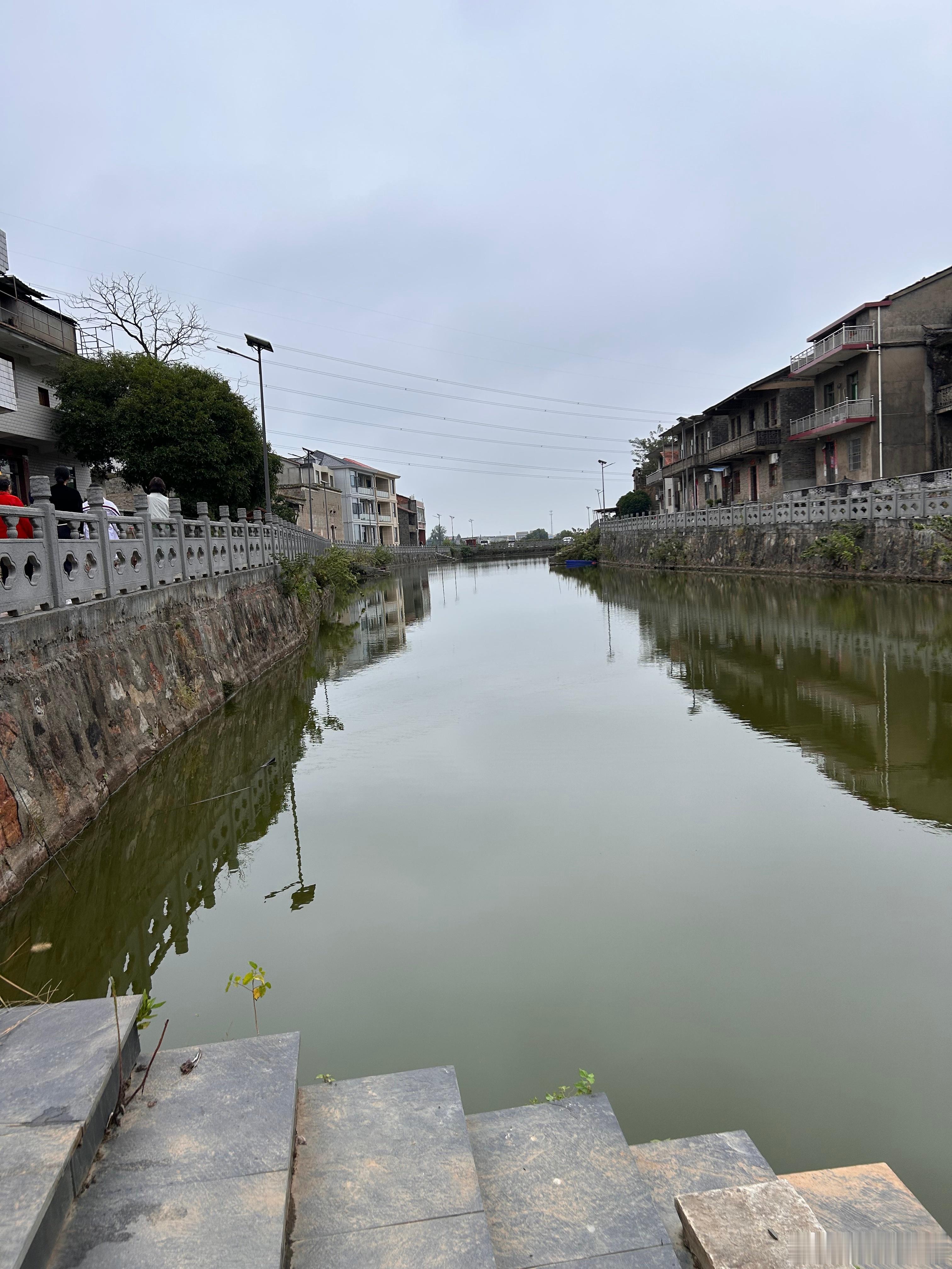 利用国庆假期，去了南昌县黄马乡的介岗。整个村落环水而建（图一），东临抚河（图二）