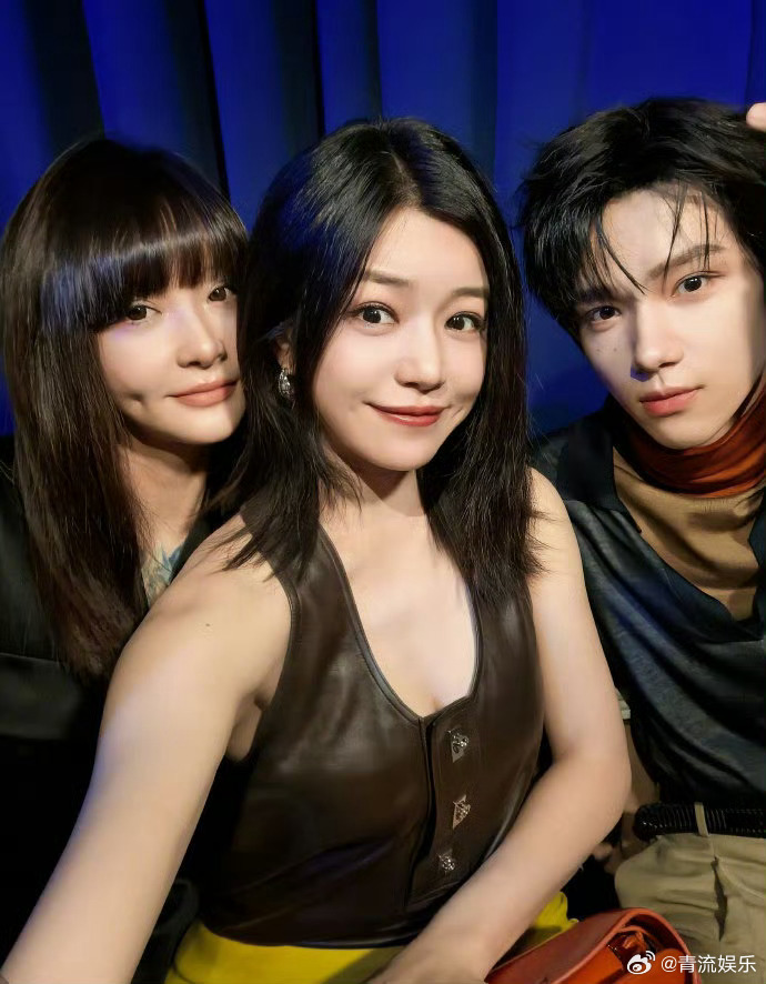 陈妍希李钟硕余承恩秀场合照 晒与李钟硕、余承恩、faye的秀场合照，这是什么梦幻