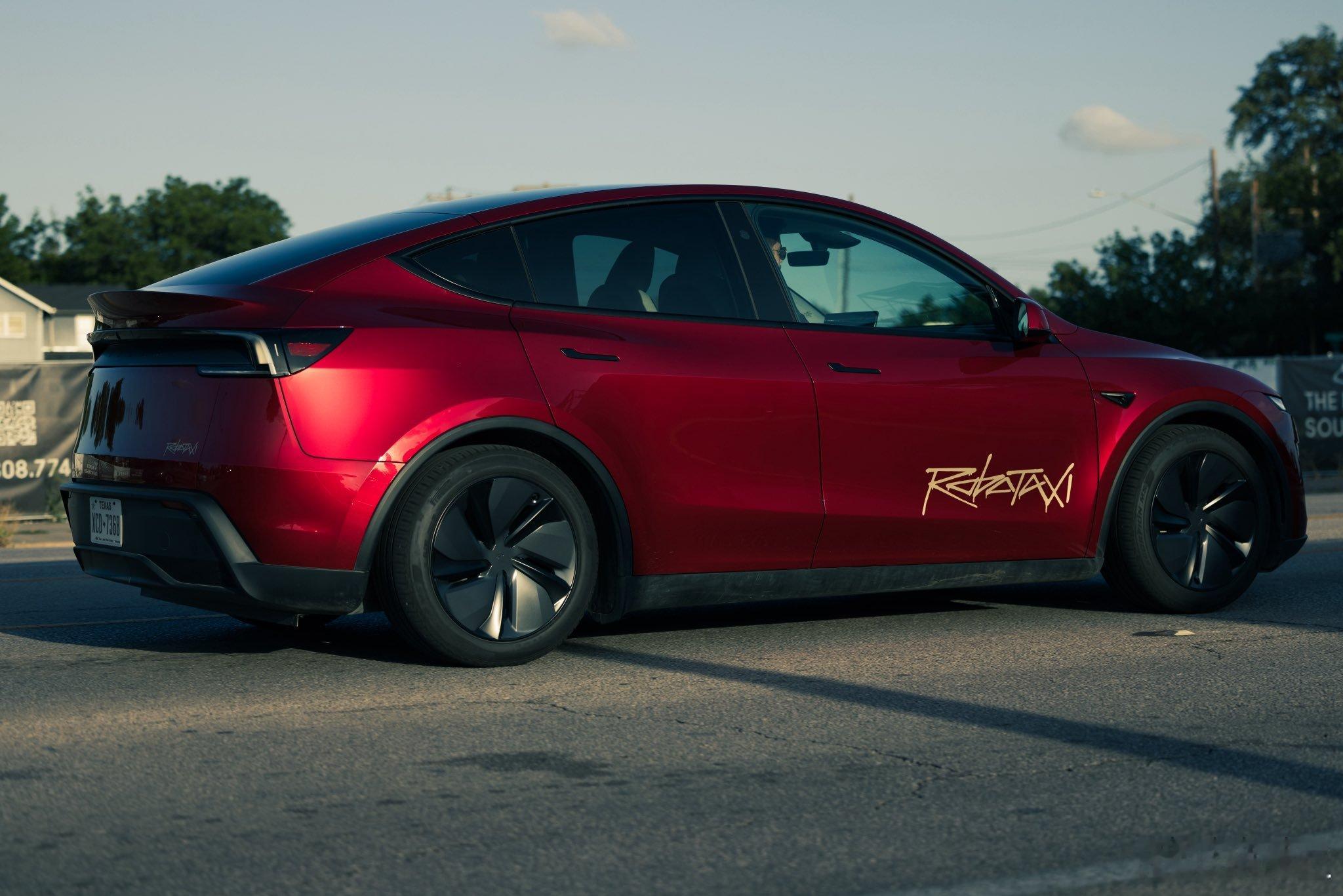 Robotaxi这个贴纸中国第三方很快应该就会有了吧[哈哈]搞得我都想贴一个了[