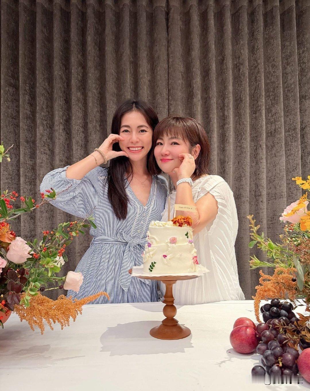 44岁任家萱和妹妹一起庆祝生日，她剪了一头短发，身形丰腴，整个人变化好大！她站在