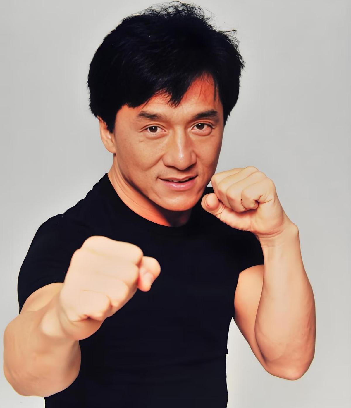 成龙又出新动作了，这次不是打戏，是演自己。
他要拍一部自传电影，把私生活搬上银幕