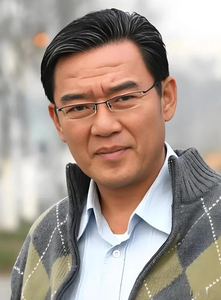1989年，李立群在台湾已经是金钟奖影帝了。他爸李西毅有天把他叫到跟前说：“河南