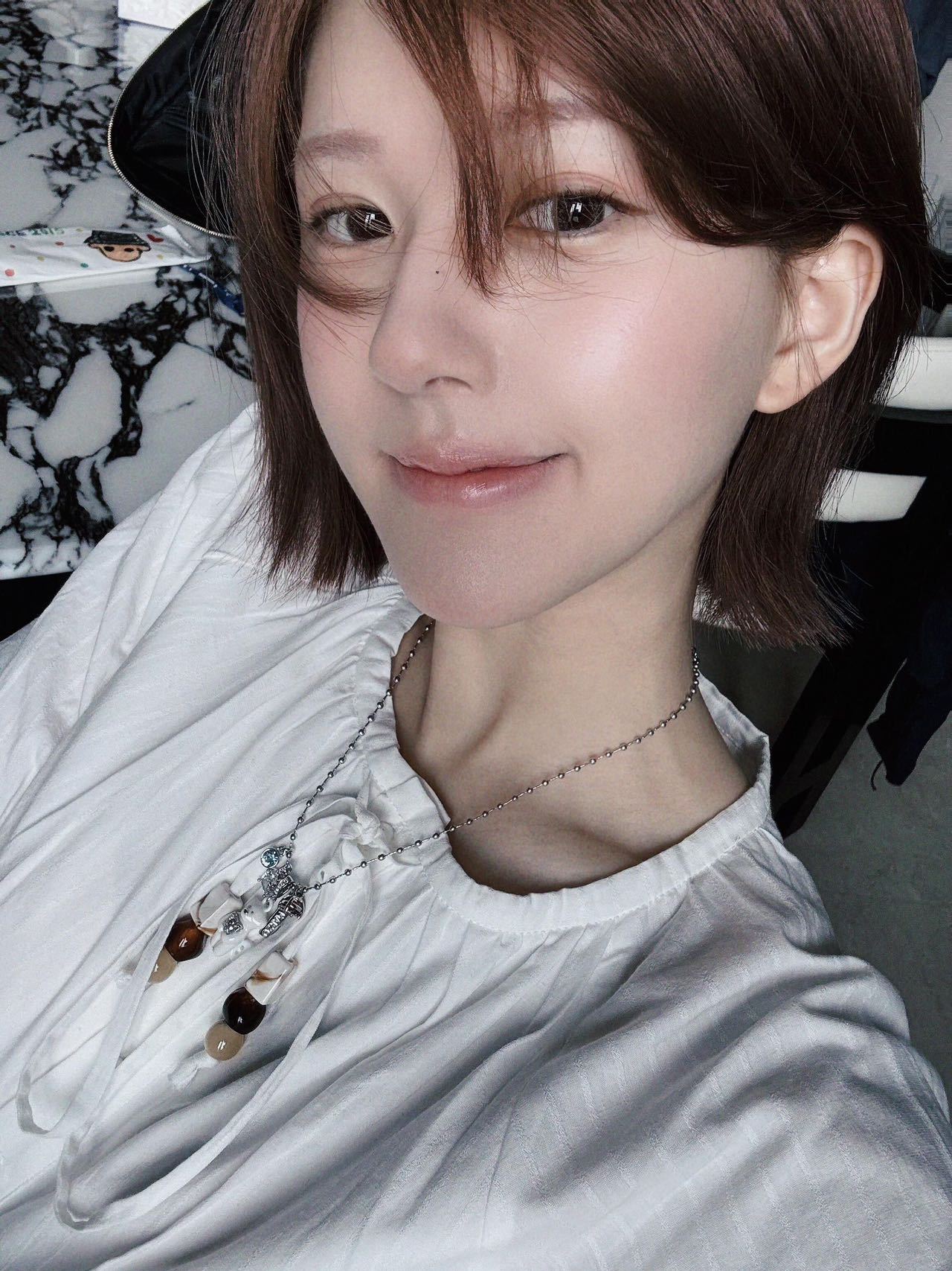 赵露思今日更新一组对镜自拍🤳🏻清爽白色系🤍 ​​​