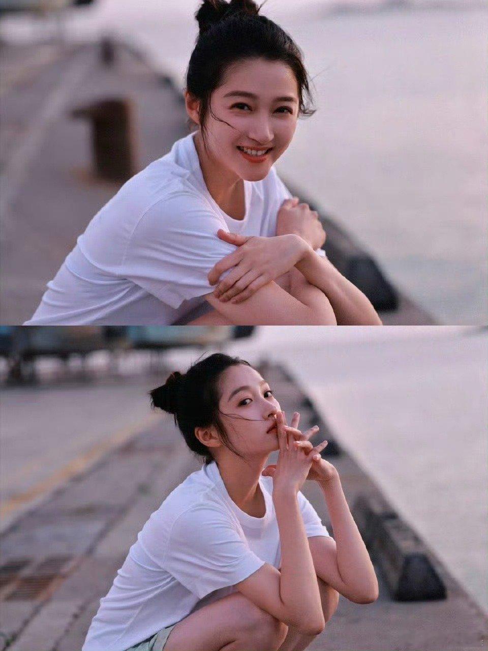 被关晓彤的海边夕阳戳中审美！白T配夕阳余晖，发丝被风吹起的弧度都恰到好处，海浪声