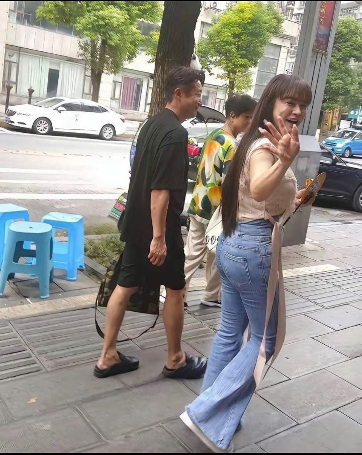 冉莹颖身材还是很好的，就是没有经商的头脑。

手里有两个亿，这要存到银行，一年光