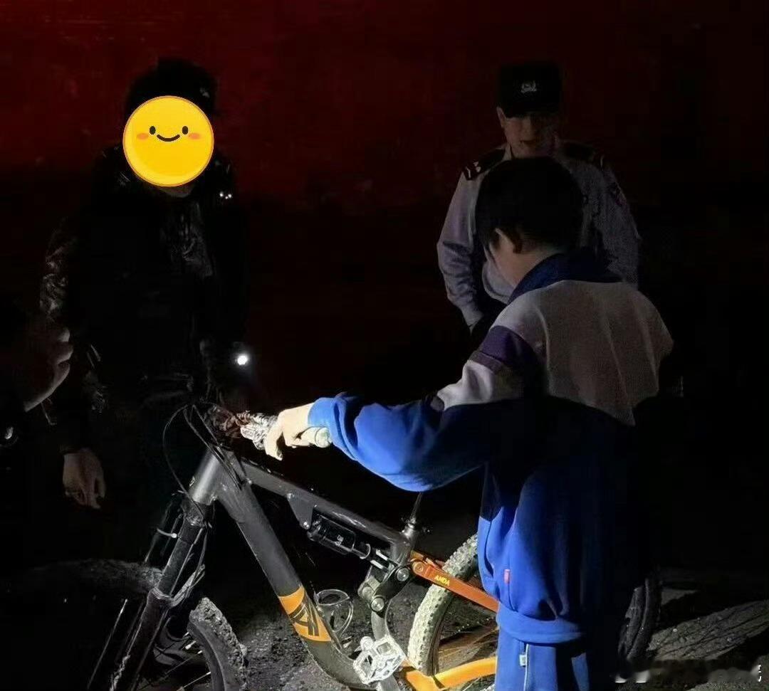 兰州城关公安伏龙坪派出所雨夜寻人 【雨夜逆行·三小时寻回迷途少年】 5月15日，