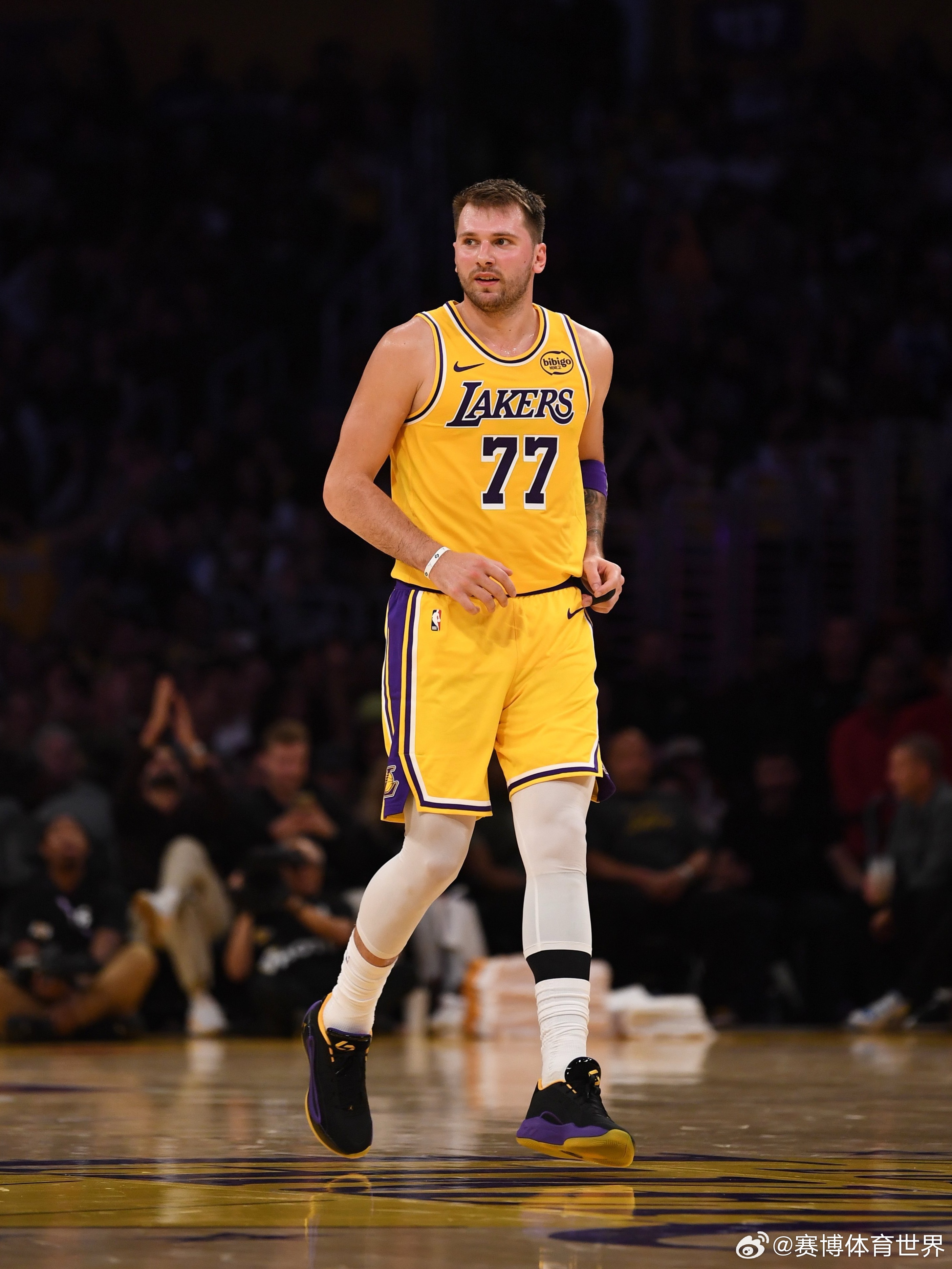 东契奇无对抗受伤 突发！湖人对阵雷霆，第三节东契奇在进攻中无对抗左腿筋受伤，倒地