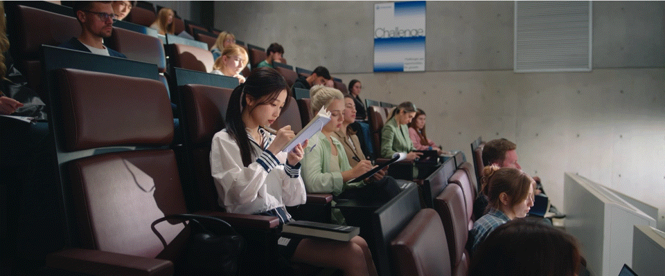 姜暮 总是你迈出第一步当别人还在猜测对方心意时，姜暮早已大步向前。六年后重逢，她