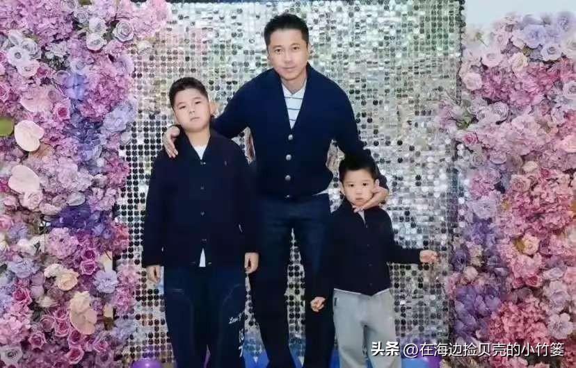 身边有爱人，膝下有稚子，
眼里有笑意，心中有归期。
王雷李小萌一家四口，把平凡的