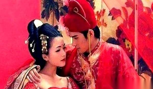 出嫁前夜，母亲拉着女儿躲到屏风后，飞快地塞给她一个小木盒。
嘴唇几乎贴着她的耳朵