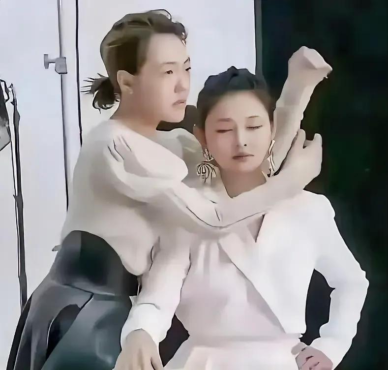 什么情况？网络上流传这样的照片这是什么意思？两个人的神情怪异，特别是大的，好像腊