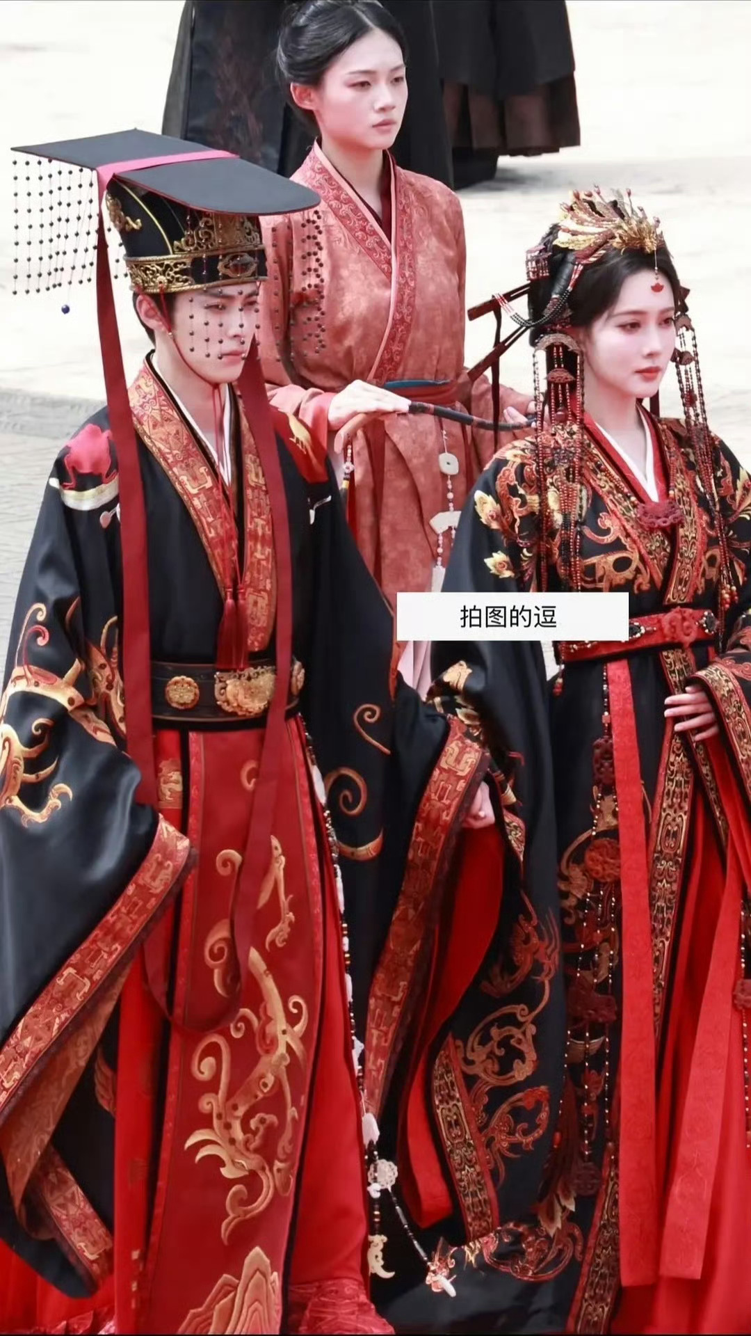 王鹤棣孟子义帝后登基路透 帝后登基王鹤棣和孟子义真是势均力敌，君临天下 