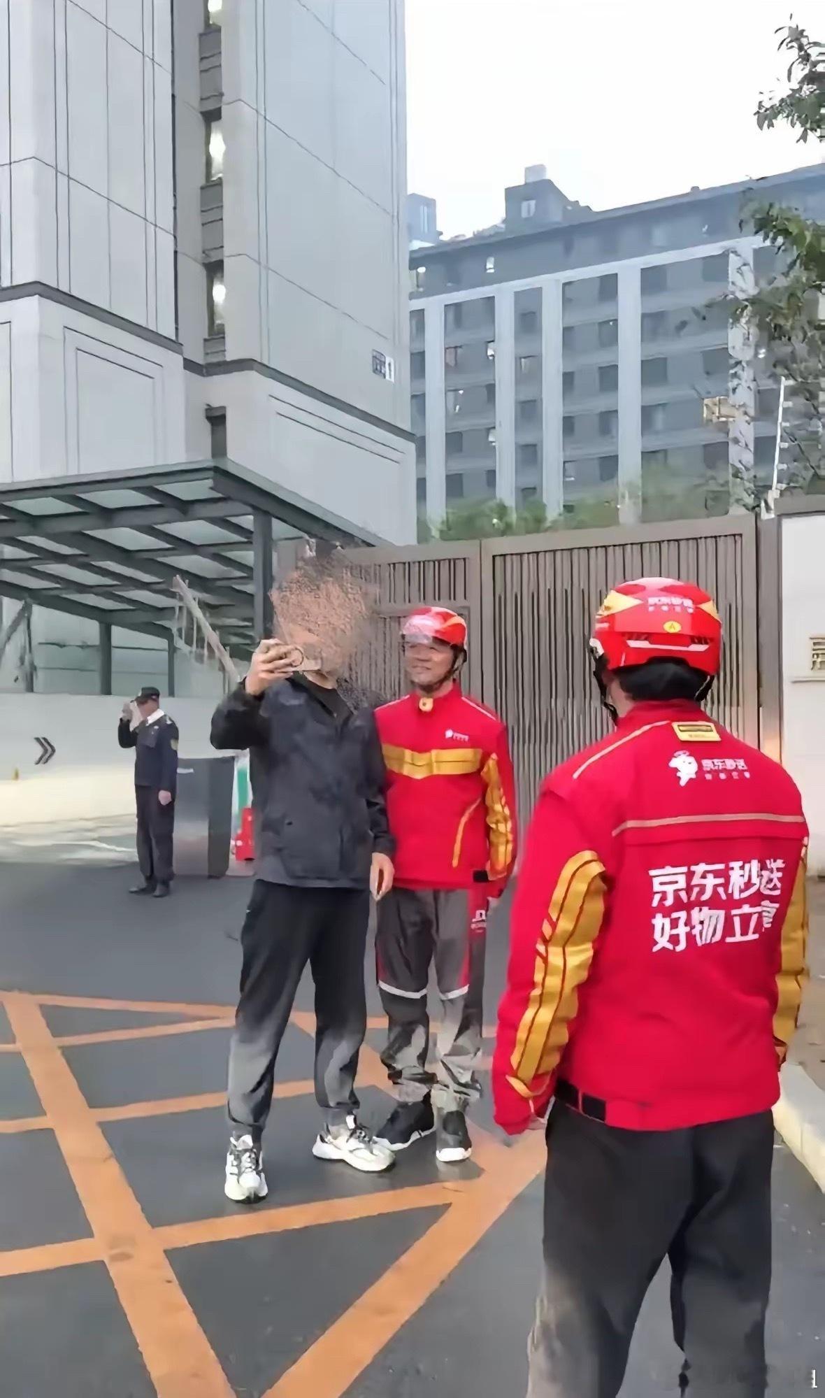 20多万的车，雷总给你开车门，20块的外卖，东哥给你送到家……大佬们都这么拼，我