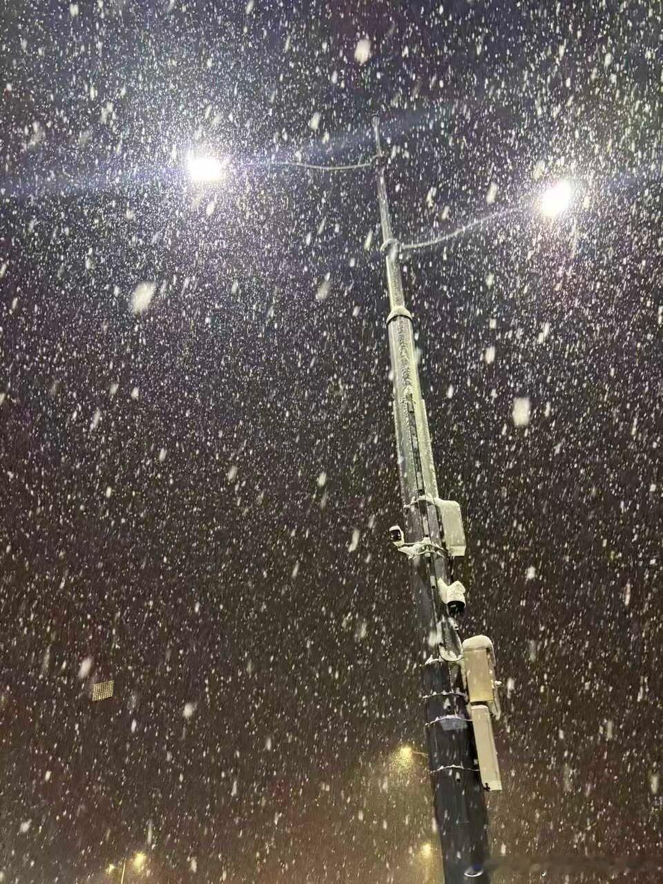 要是我这里落这么大的雪🌨️该多好啊，我就喜欢下雪天安逸的很，想去玩雪打雪仗了！