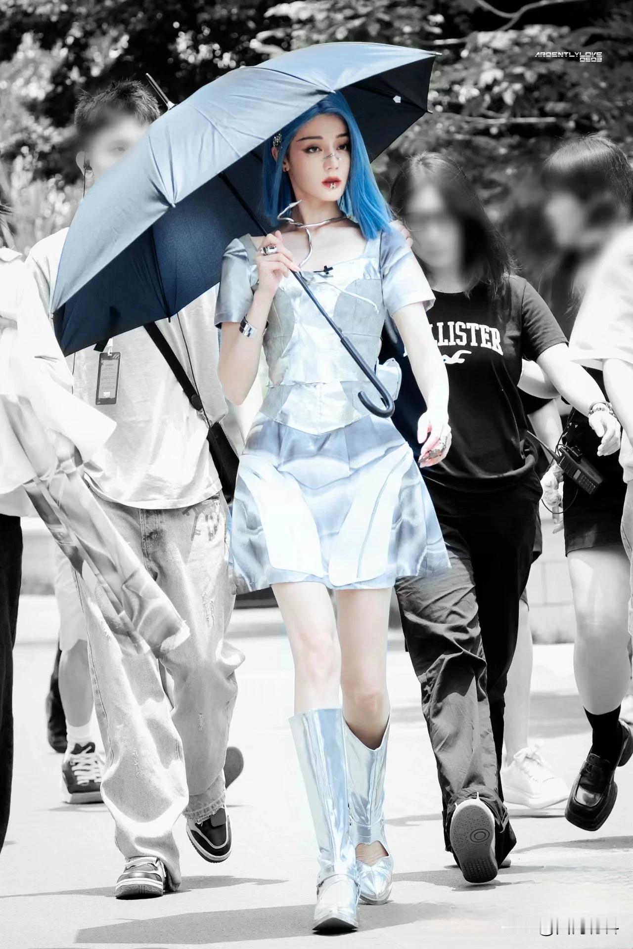 热巴真的好惊艳！
难道不考虑演一部这样的剧吗？真是绝美AI女友！
全身银色亮晶晶