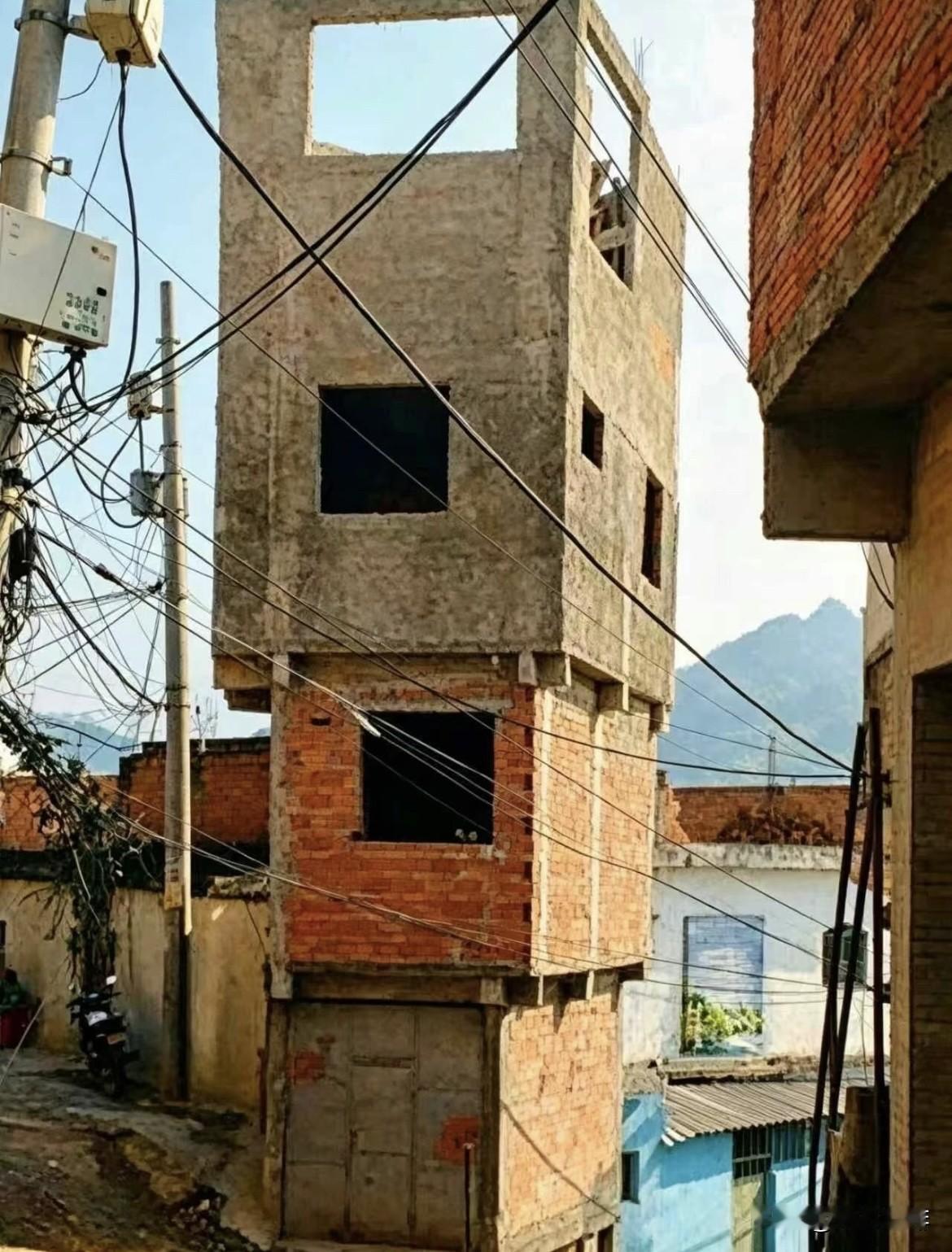 “错位楼” 见过吗⁉️这房子🏠
像搭错了积木下宽上窄，每层都
往外外“缩” 一