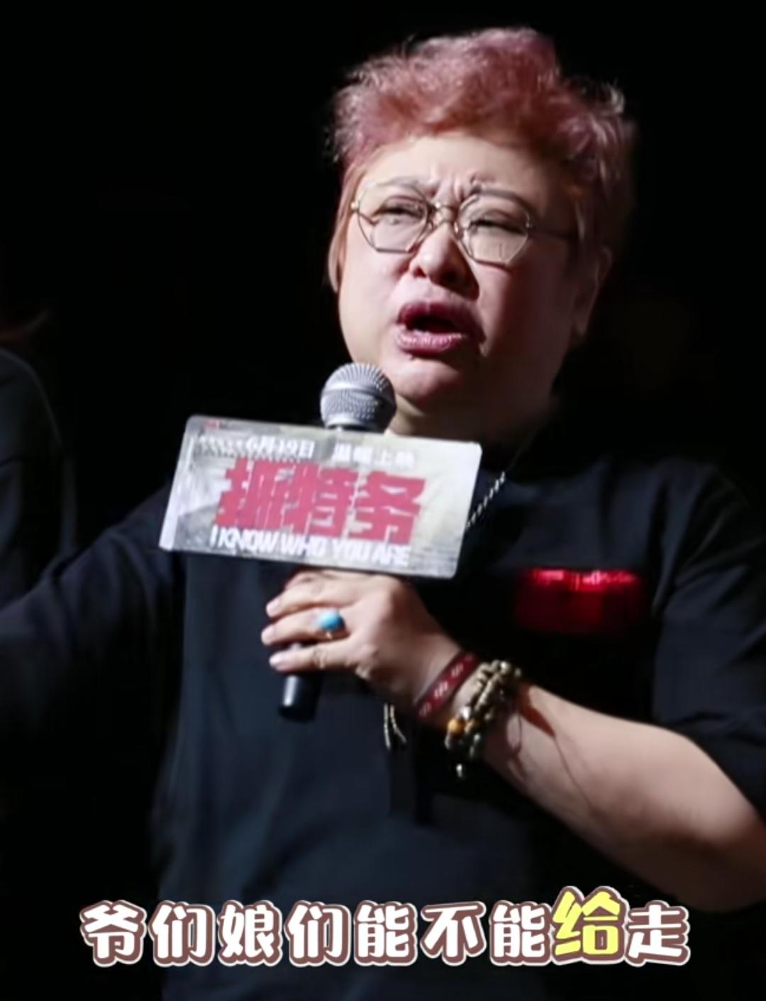 现在的年轻人和广大影迷都是怎么了？韩红作为慈善大使，作为著名的演唱家，卖力为冯小
