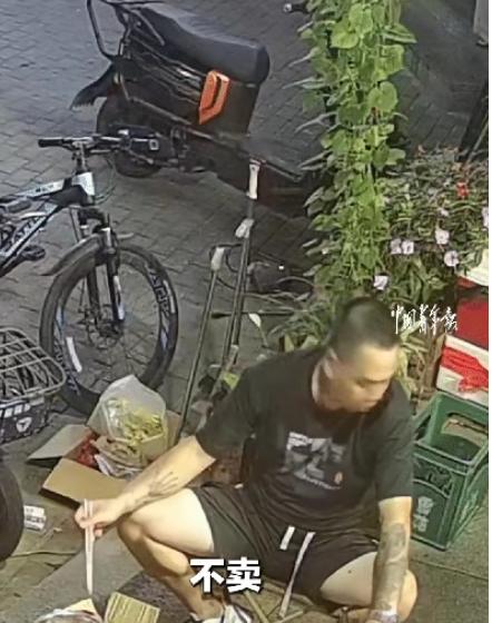 都是中国人，”辽宁丹东，台湾游客看到路边摊晒的花生，随口问“能买一点吗”不卖，花