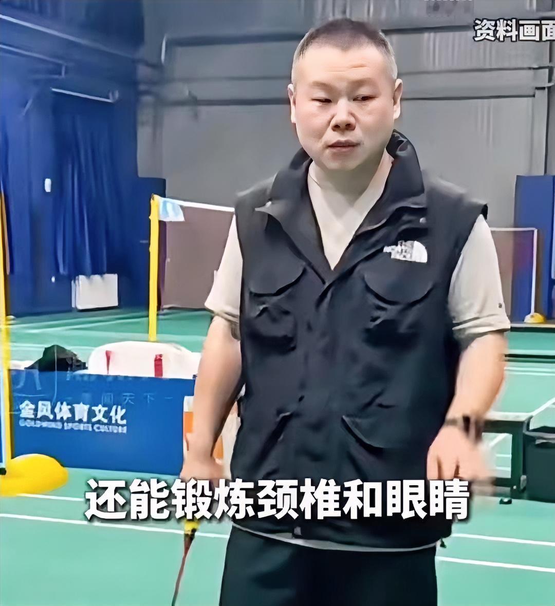 岳云鹏近日透露，他已减肥瘦了十几斤，更是直言羽毛球的多项好处。
不仅是锻炼眼睛和