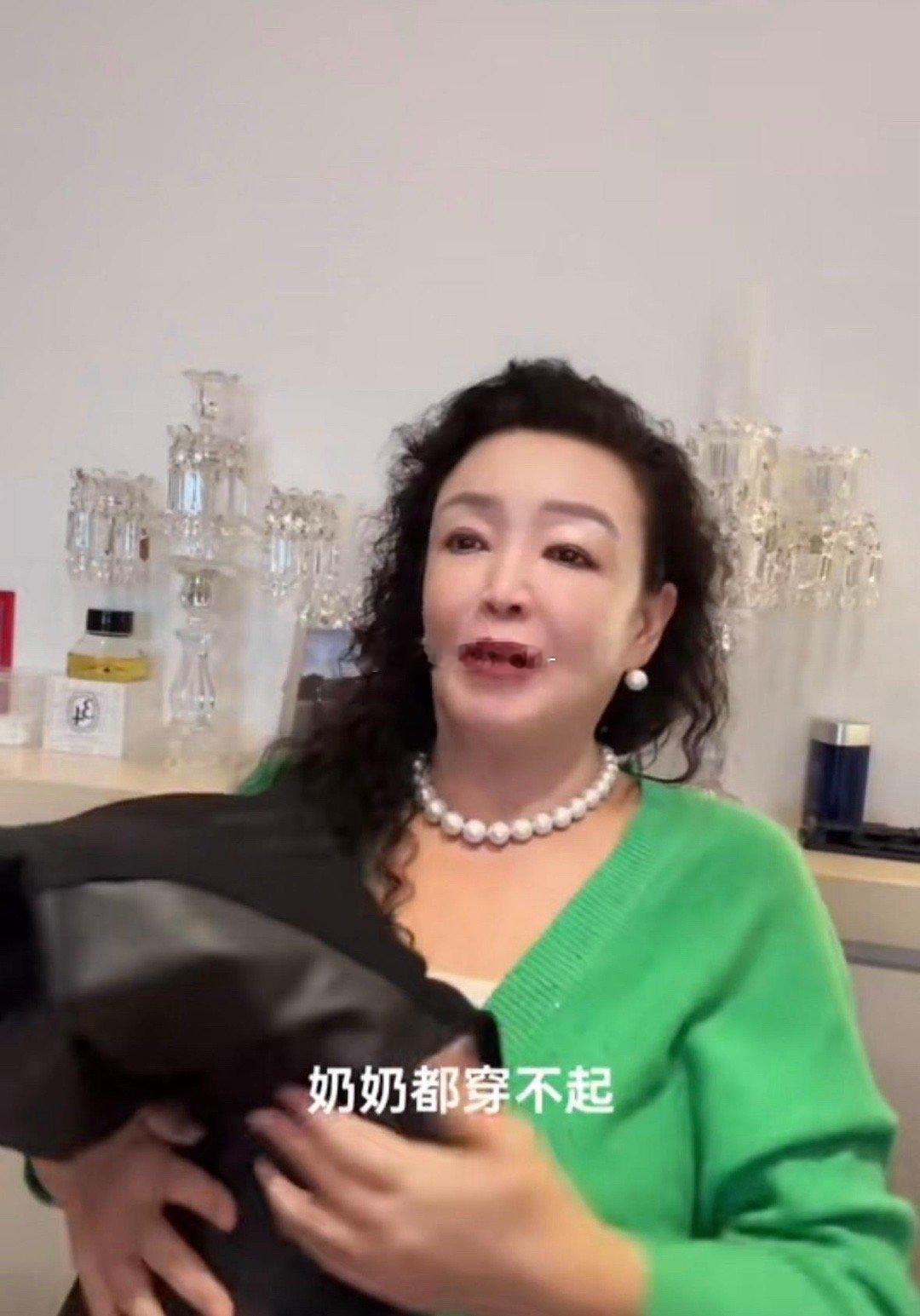 张兰在直播间大赞现在的儿媳妇，因为筱梅给汪小菲的儿子买了个衣服价值8990元，大