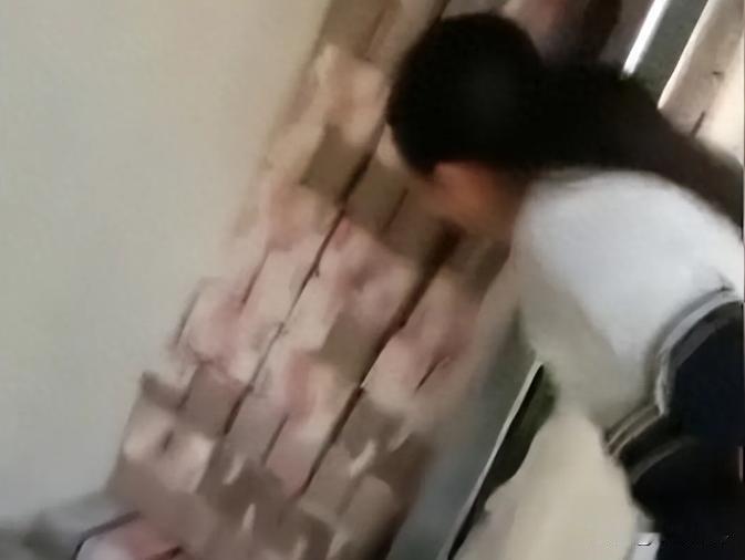 2023年，山东，男子花了63万买了一套法拍房，却意外获得6000万，一家人激动
