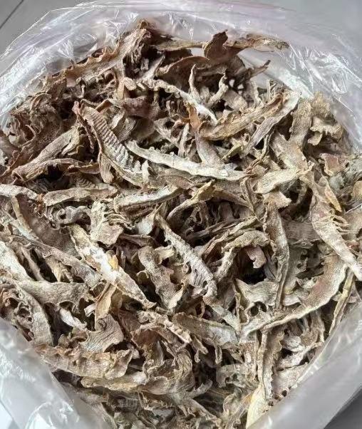 丈母娘寄来一大袋自家晒的笋干，是春天新鲜毛笋切片、焯水、晒干做成的，皱巴巴的不起