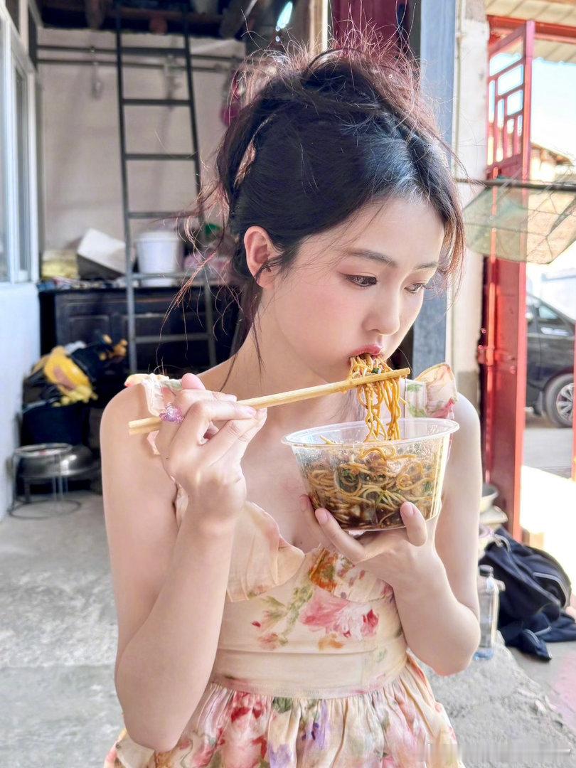 白鹿🥀白鹿王韵娜🥀白鹿开到荼蘼 路灯下盘旋的雪花 融化在我和你的发 专为你唱