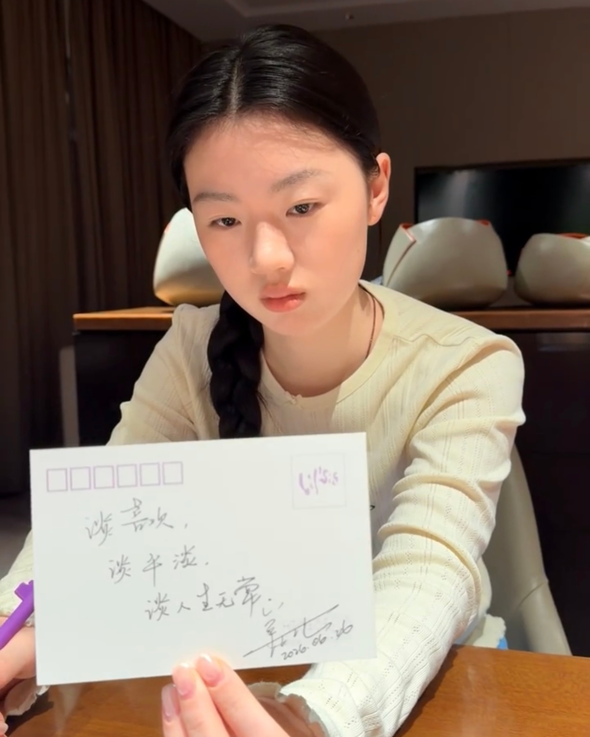 谁家小学生走出来了啊，单依纯你知道自己这么萌不