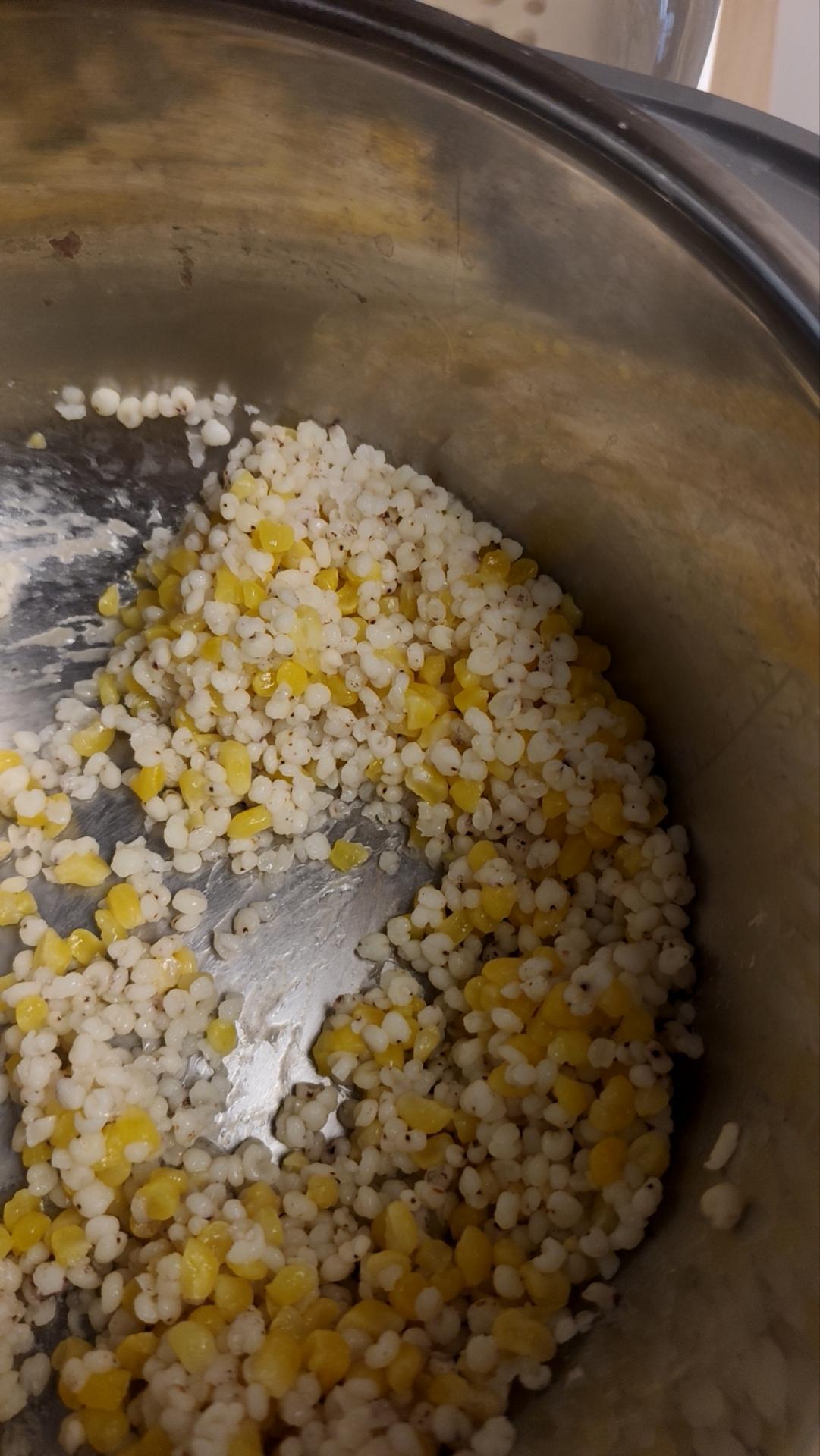 作为80后，我可太吃过高粱米饭了。在我们小时候，物资没现在这么丰富，高粱米可是餐