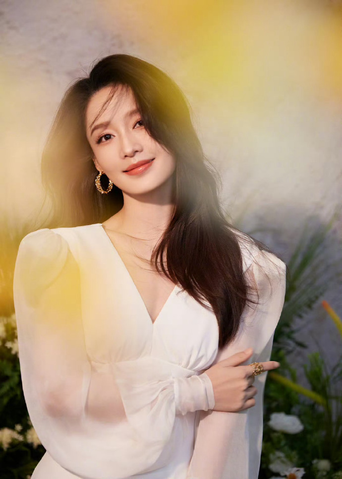 赵丽颖李沁因《简单的人生》受到关注，该剧主演在谈两人时提及创作态度，李沁曾通过角