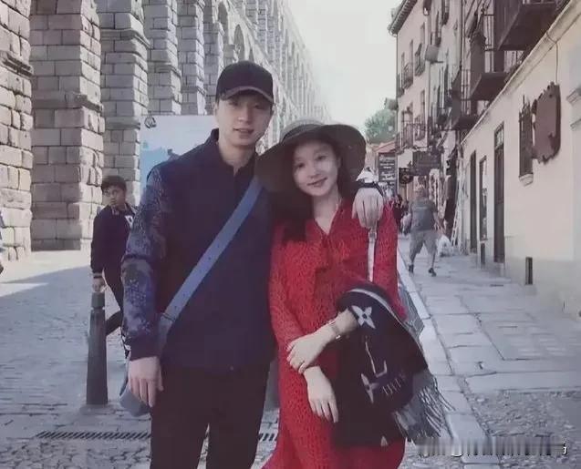 【国乒“最美太太”军团】国乒背后的璀璨佳人团：

1、文伟——智慧与美貌并重的典