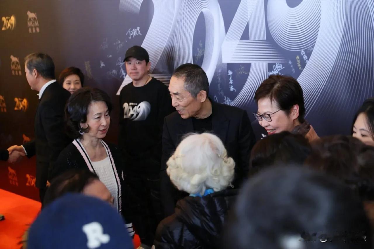 张艺谋导演的《澳门2049》的舞台表演太震撼了！这次的舞台表演结合了传统与现代的