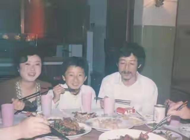 邹市明从小就长得秀气，长大后瘦弱身板子小，不过这也不妨碍他成为拳王。