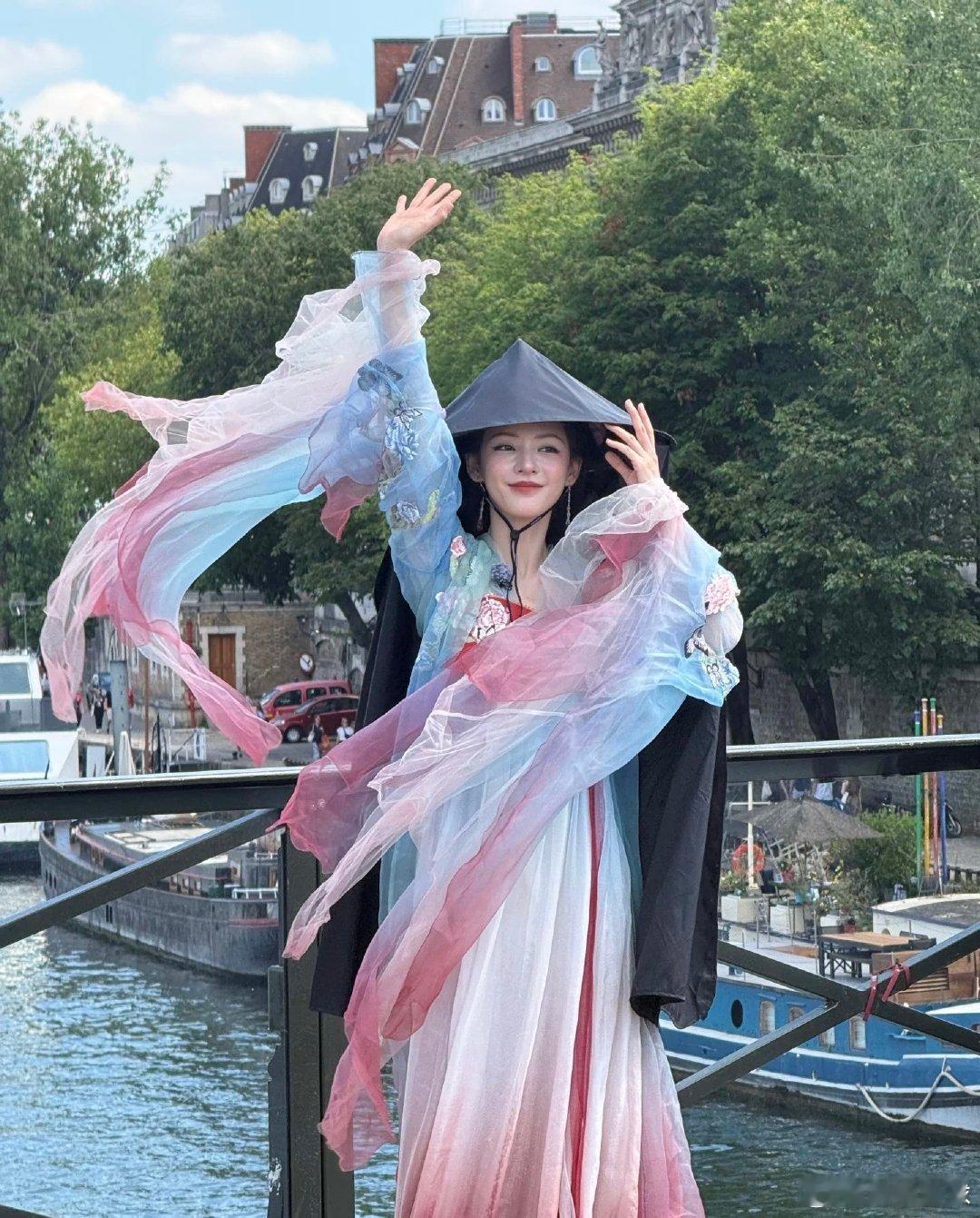 张予曦[超话]张予曦美到了巴黎家人们快来看张予曦在巴黎搞大事情！穿汉服跳舞美到当