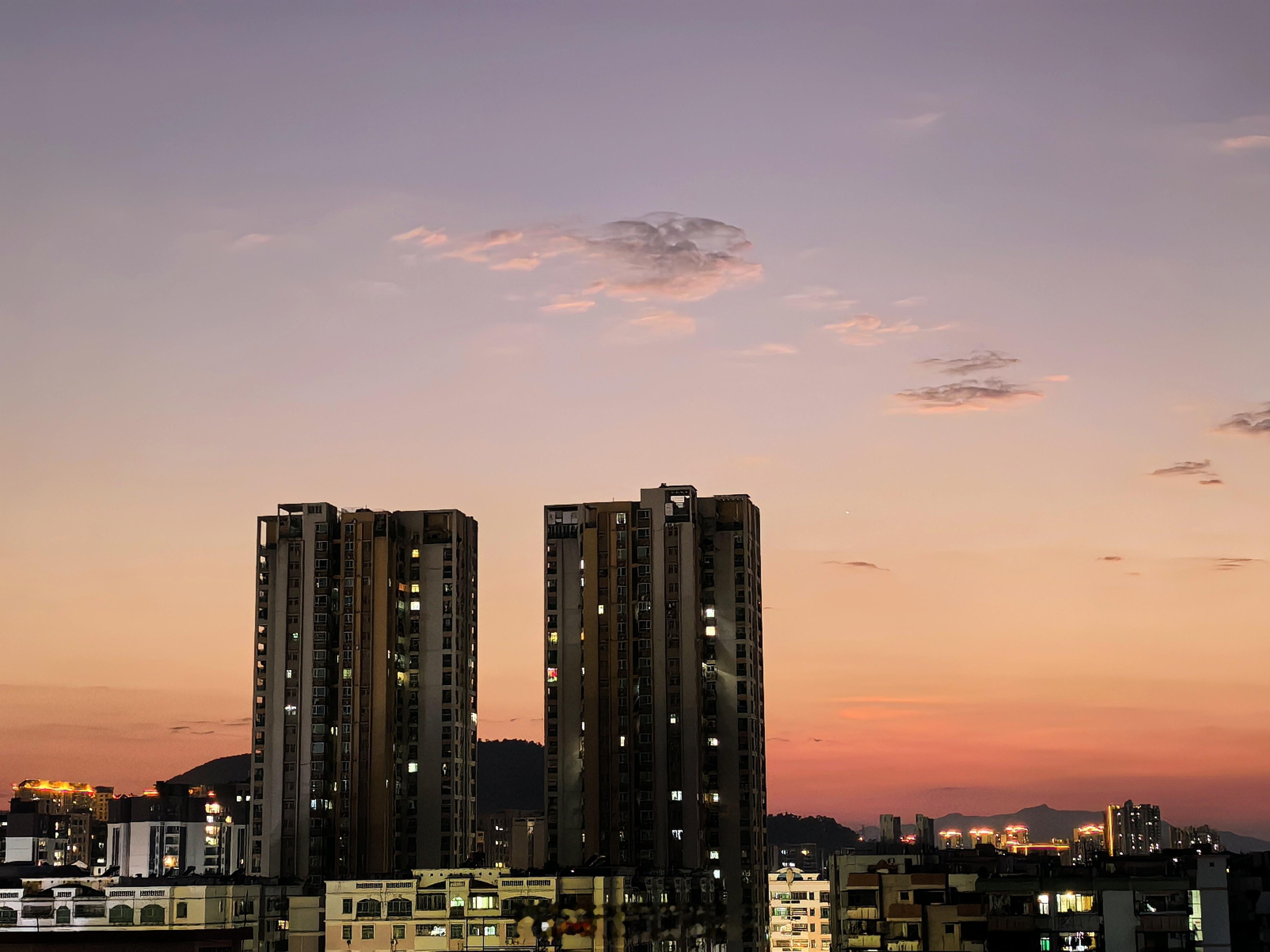 小明说科技随手拍今日份浪漫，是天空免费送的。Shot by 华为Mate 70 