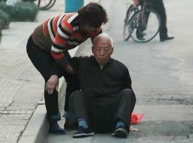 店主好心搀扶摔倒老人，事后遭到家属1.9万元索赔，如今这名店主已经收到全额退款，