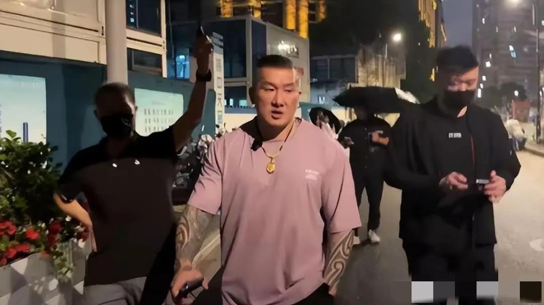 网红馆长这样的人来大陆要不要这样欢迎他？
最近网络上出现了两种争论的声音。
一种