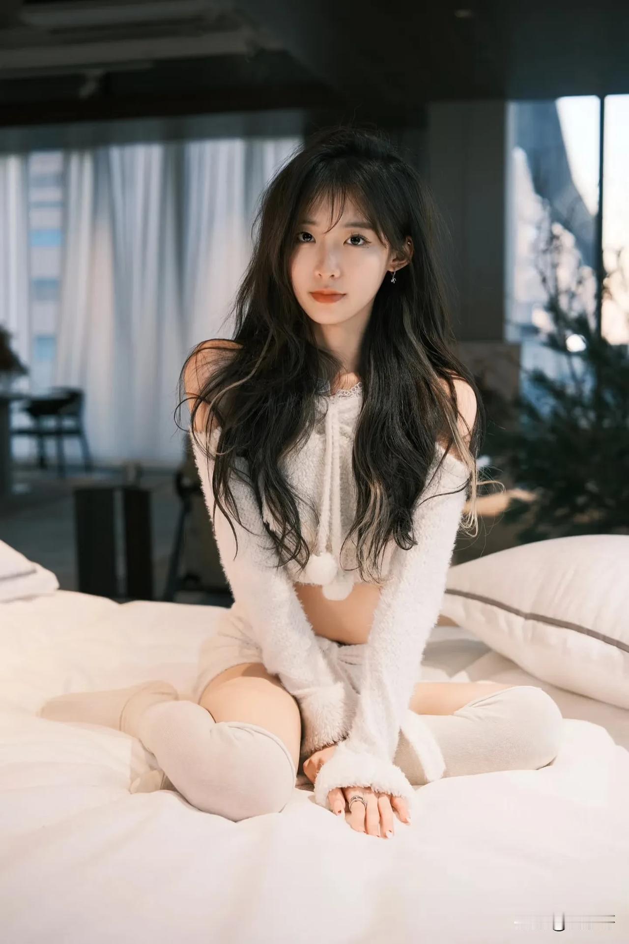 一张图记录元旦假期冬天里中午的暖阳照进房间，暖暖的，戴着小熊帽子的姑娘，可爱又漂