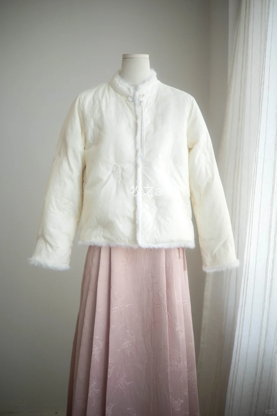 白玉｜对襟重工刺绣羽绒服
