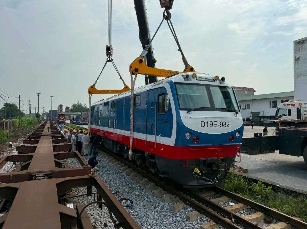 中国造的火车头又一次开进了河内，事实证明，越南南北铁路这条大动脉，离开中国真不行