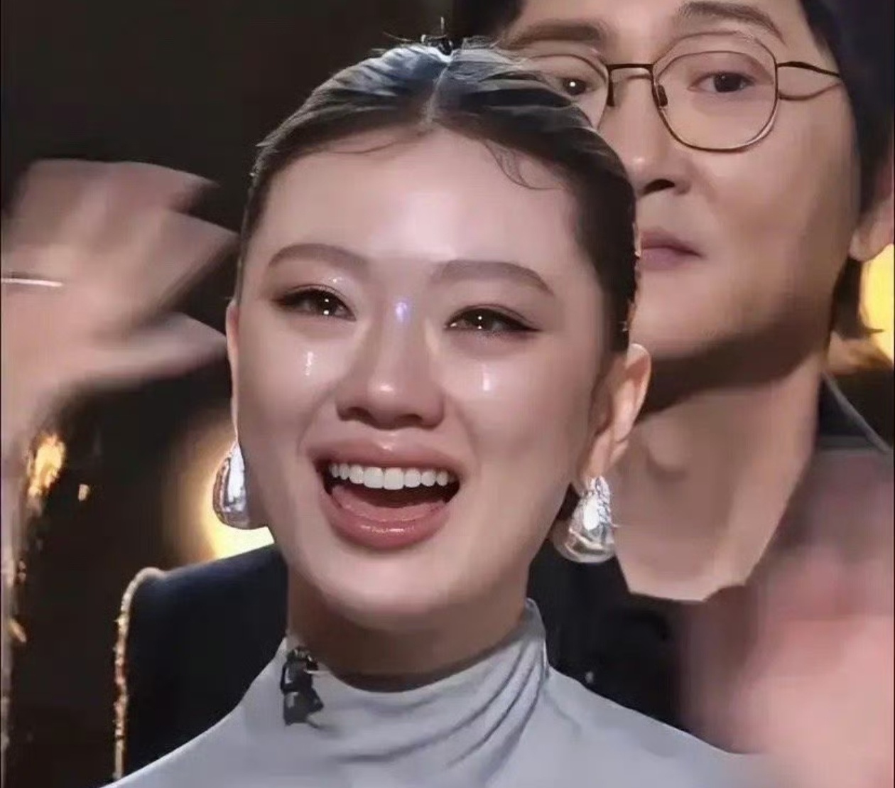 单依纯哭了单依纯如果最后夺得歌王也是无可厚非的，但现在一些粉丝的言论，只会让更多