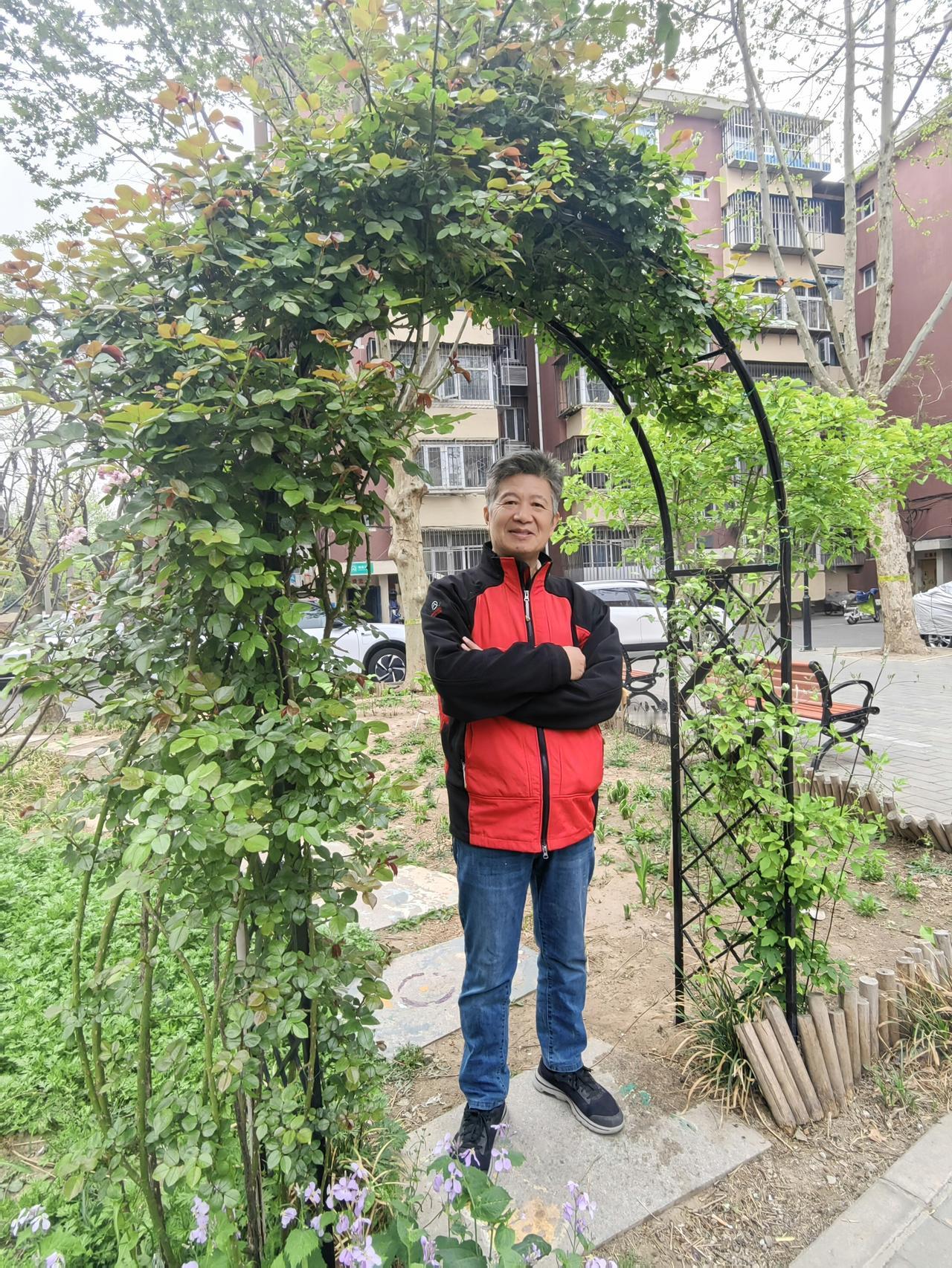 七旬老汉园中站，
​花白头发红衣灿。
​社区主任夸精神，
​状态堪比中青年。公园