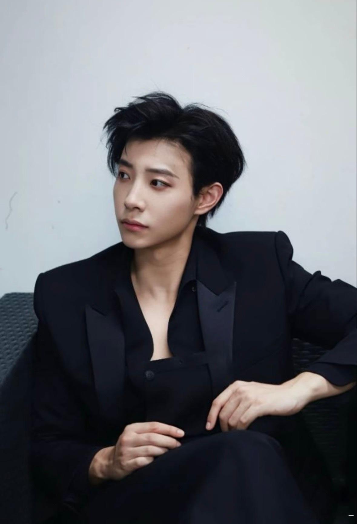 马小宇浑身上下高冷的只有外套 群访时全程被撩，脸红红手忙忙，也就外套还在硬撑着高